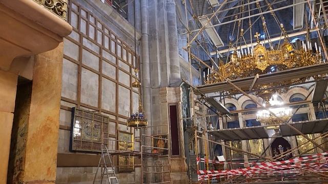 Я покажу вам, как обновляют Каталикон Храма Гроба Господня и вешают новые огромные люстры смотреть онлайн
