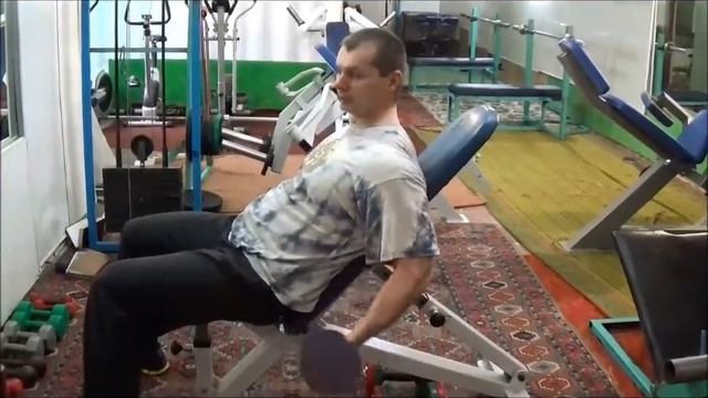 Сгибание рук с гантелями на наклонной скамье