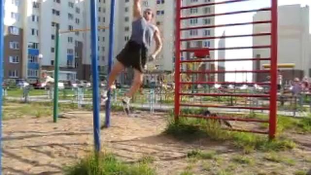 Подтягивание на одной руке смотреть онлайн