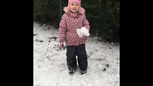 Качели и батут со снегом смотреть онлайн