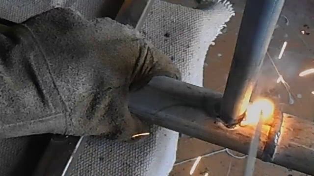 Как сделать врезку в оцинкованную трубу.mp4 смотреть онлайн
