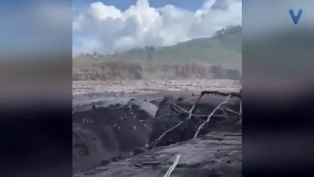 Another powerful eruption of the Semeru volcano! Rivers of lava and ash, Java, Indonesia смотреть онлайн