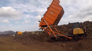 Гусеничный самосвал Morooka MST-800 при добыче торфа