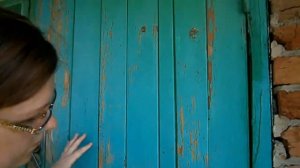 Покраска двери на улице. Paint the door in the courtyard. Lackieren von Türen im Hof