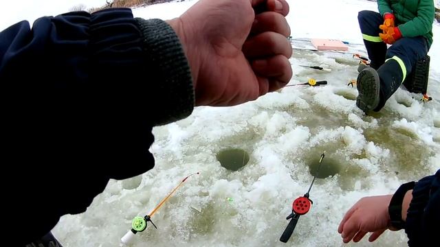 ХОРОШИЙ КЛЕВ карася на Первый Лед. Первый раз на зимней рыбалке. Ноябрь 2020. смотреть онлайн