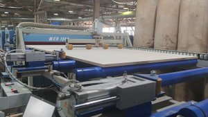 Подача в многопильный станок для раскроя фанеры
