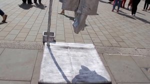 Trafalgar Square, London. Висящий в воздухе человек