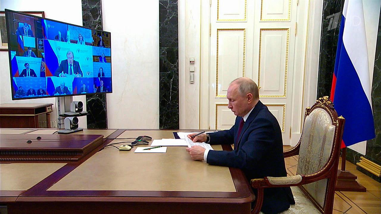 Президент обсудил с министрами пробку у Крымского моста, развитие новых регионов