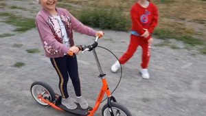 Лиза катается на ВНЕДОРОЖНОМ САМОКАТЕ NovaTRACK!