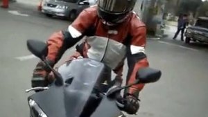 Звук мото пугает прохожих)))