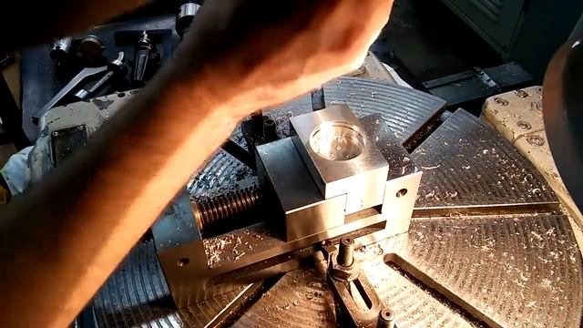 Копия видео 'Расточка, фрезеровка  Координатно расточной станок  Boring, milling'