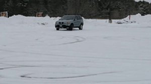 BMW X5 Snow Drifting DSC Off. X drive Skills БМВ X5.Дрифт на снегу в Америке. Как дрифтеть правельн