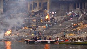 Индия. Варанаси. Кремация мертвых возле реки Ганга.