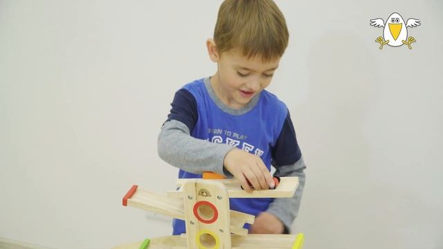 Дидактическая игрушка для развития зрительного восприятия "Горка-светофор с машинками" смотреть онлайн