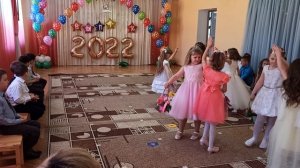 Танец с корзиночками на выпускной в детском саду