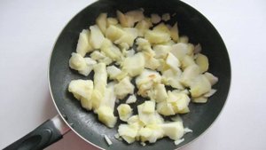 Рулет с яблоками и брусникой