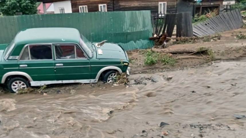 Паводки в Бурятии: местные жители возводят дамбы, чтобы спасти свои дома