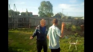 Пьяные мужики отжигают.