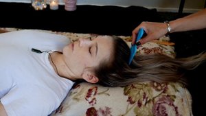 АСМР Успокаивающее расчесывание под нежный говор | массаж головы | гребешки