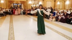 танцует цыганочка красивая ,