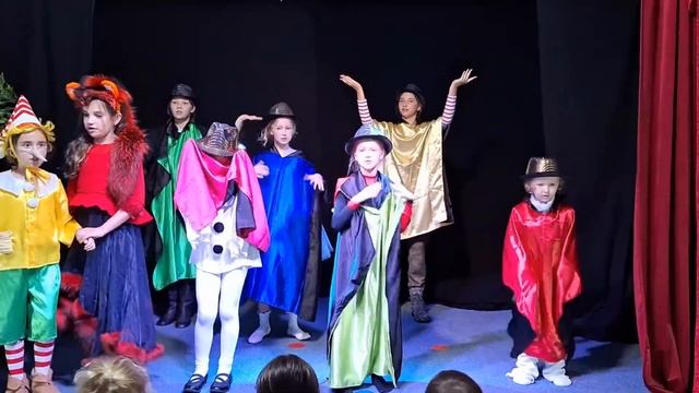 Спектакль "Буратино" в исполнении младшей группы летнего лагеря смотреть онлайн