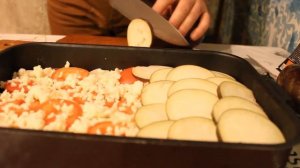Баклажаны в духовки с помидорам, картошкой и свининой.