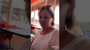 Валя Карнавал идёт кушать с мамой сестрой и братом😀😀😀
