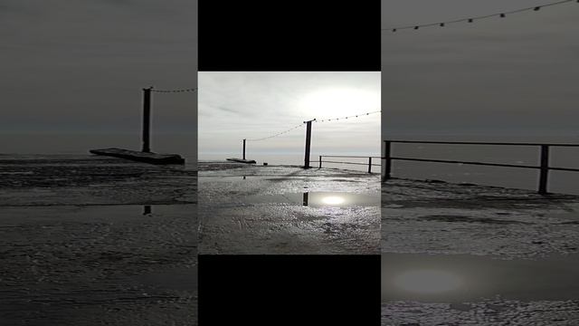 Такая прозрачная вода, камушки видны. Причал. Бухта .Новый Свет.