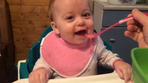 Ребенок кушает суп