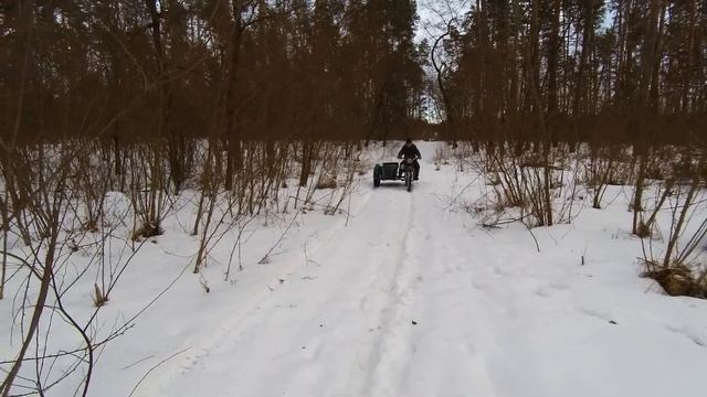 мотоцикл Урал с двигателем от бензопилы тест зимой.