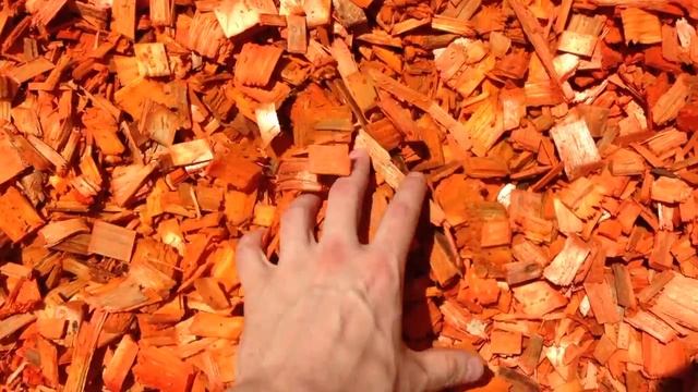 Декоративная щепа оранжевая для мульчирования почвы. Декор для сада от производителя «Цветники Ру». смотреть онлайн