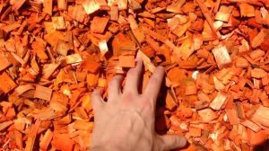 Декоративная щепа оранжевая для мульчирования почвы. Декор для сада от производителя «Цветники Ру».