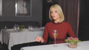 Первый Выход в свет, как вести себя за столом, есть, общаться с гостями и держать бокал.
