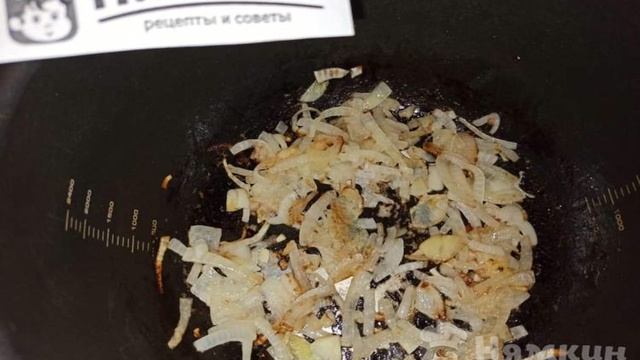 Дрожжевые пирожки с тушеной капустой и луком в духовке