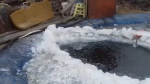 Пруд из бетона  с биоплато  зимой.