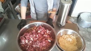 Делаем варено-копченую колбаску из козлятины.