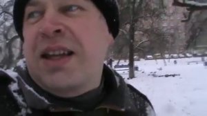 Люди кормят голубей зимой