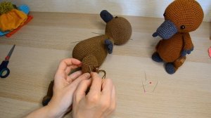 Пуговичное крепление ног вязаной игрушке
