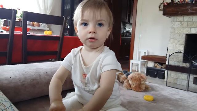 Аня на даче с книжкой смотреть онлайн