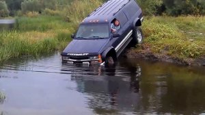 Chevrolet Suburban 2500 across the river Mud 4x4 Russia
