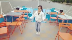 Маленькая девочка танцует лезгинку