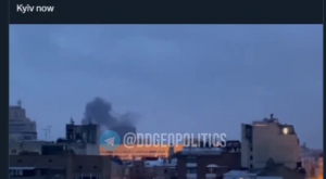 Ракета над Киевом отстреливает тепловые ловушки.