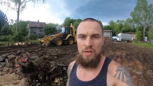 Очистка участка от строительного мусора на CAT434. Правильная работа для универсальной техники.