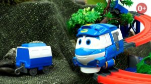 Видео шоу Гулливерия - Игры в игрушки Роботы Поезда: трансформеры для мальчиков проходят трассу