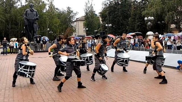 Тула. Театральный дворик 2016. Шоу барабанщиков Brincadeira (Испания) La sonrisa del silencio смотреть онлайн