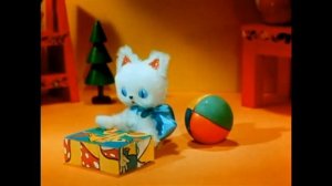 Котёнок собирает и разбрасывает кубики, но без мата