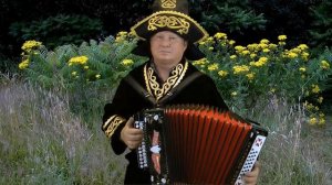 ??Миротворец седой баянист Яков, Германия! Поёт на разных языках - немецкий, русский, казахский...