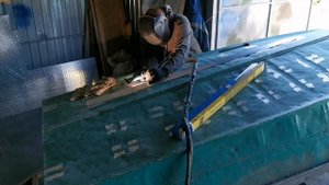 Процесс установки реданов на лодку Крым М
