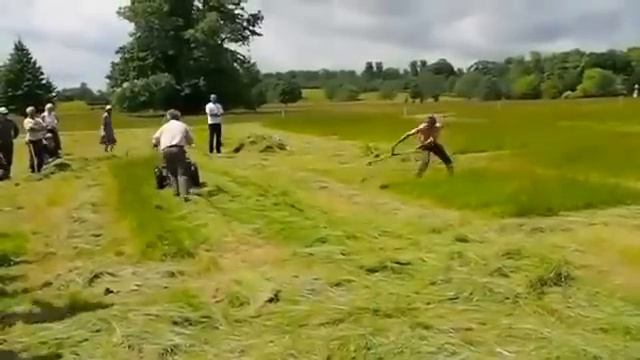 Иногда лучше по старинке.-Газонокосилка VS Косы- Спор на сенокосе.