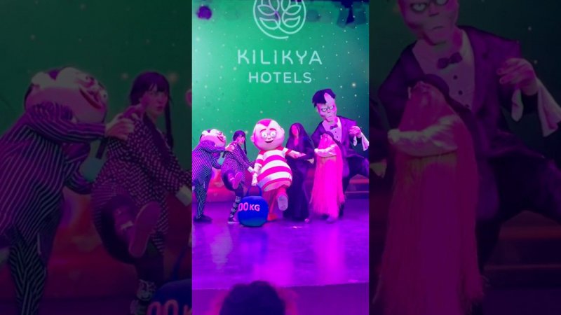 Семейка Аддамс на детском шоу в Kilikya Palace Göynük #addamsfamily #addams #minidisco #show #turkey